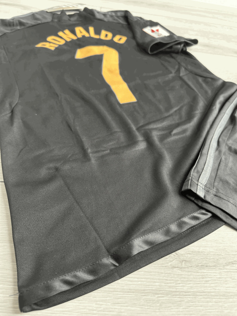 Piłkarski Komplet Dziecięcy Real Madryt 2023/2024 Away Piłkarski Komplet Dziecięcy Real Madryt 2023/2024 Away