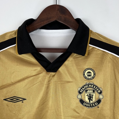 Koszulka Piłkarska Manchester United 2001/2002 100th Anniversary Gold Retro, Beckham, van Nistelrooy, Scholes Koszulka Piłkarska Manchester United 2001/2002 100th Anniversary Gold Retro, Beckham, van Nistelrooy, Scholes