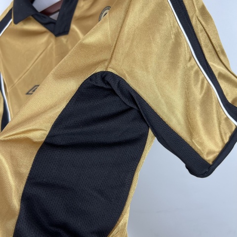 Koszulka Piłkarska Manchester United 2001/2002 100th Anniversary Gold Retro, Beckham, van Nistelrooy, Scholes Koszulka Piłkarska Manchester United 2001/2002 100th Anniversary Gold Retro, Beckham, van Nistelrooy, Scholes