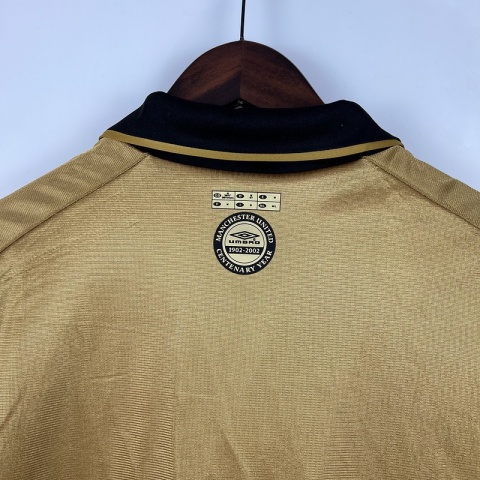 Koszulka Piłkarska Manchester United 2001/2002 100th Anniversary Gold Retro, Beckham, van Nistelrooy, Scholes Koszulka Piłkarska Manchester United 2001/2002 100th Anniversary Gold Retro, Beckham, van Nistelrooy, Scholes
