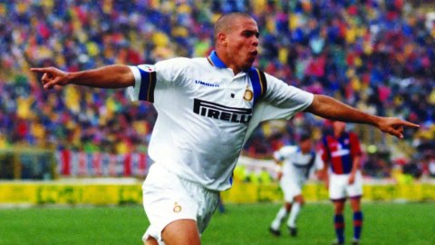 Koszulka Piłkarska Inter Mediolan 1997/1998 Away Retro Koszulka Piłkarska Inter Mediolan 1997/1998 Away Retro