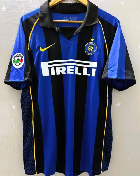 Koszulka Piłkarska Inter Mediolan 2001/2002 Home Retro, Ronaldo, Vieri, Seedorf Koszulka Piłkarska Inter Mediolan 2001/2002 Home Retro, Ronaldo, Vieri, Seedorf