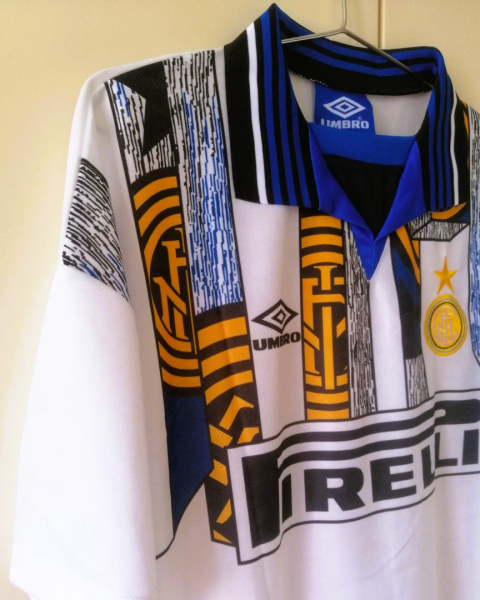 Koszulka Piłkarska Inter Mediolan 1996/1997 Away Retro, Roberto Carlos, Zanetti, Djorkaeff Koszulka Piłkarska Inter Mediolan 1996/1997 Away Retro, Roberto Carlos, Zanetti, Djorkaeff